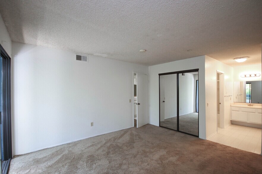 Building Photo - 355 S Marengo Ave
