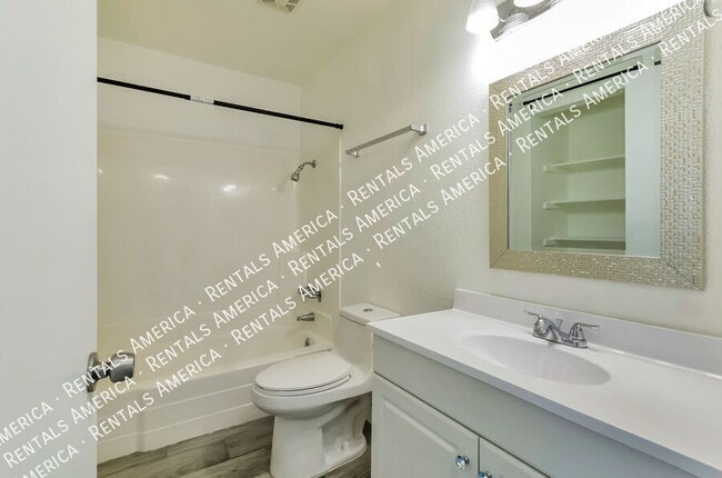 Building Photo - 828 S Langley Ave