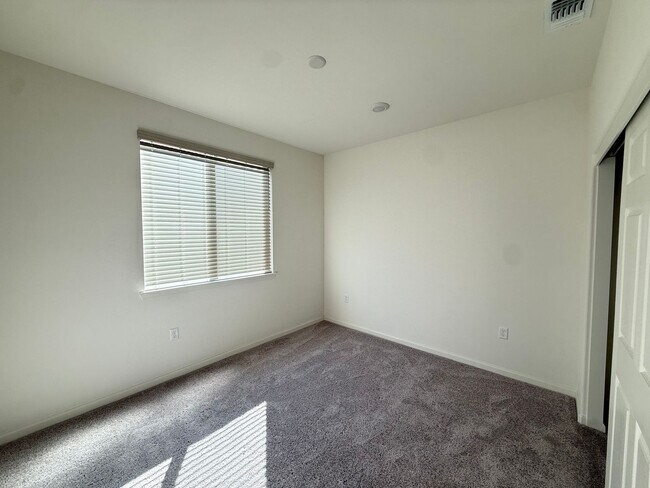 Building Photo - 2081 Fuchsia Dr