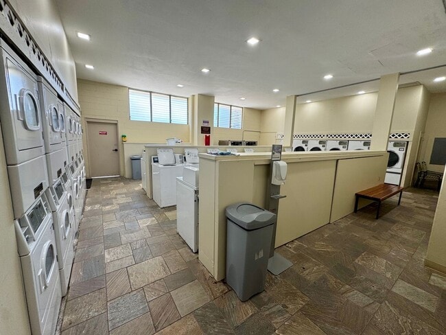 Building Photo - Renovated 1 bedroom with 1 parking at Roya...