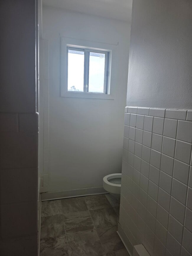 Building Photo - 2-bedroom upper