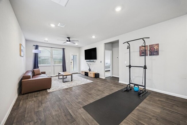 Building Photo - 724 Aster Pl