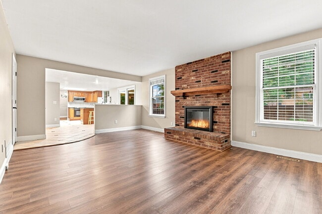 Building Photo - $2,645.95, 4-bed, 2.5-bath located in Centennial with a fenced backyard.