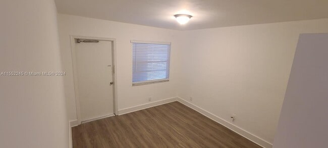 Building Photo - 3856 S Circle Dr