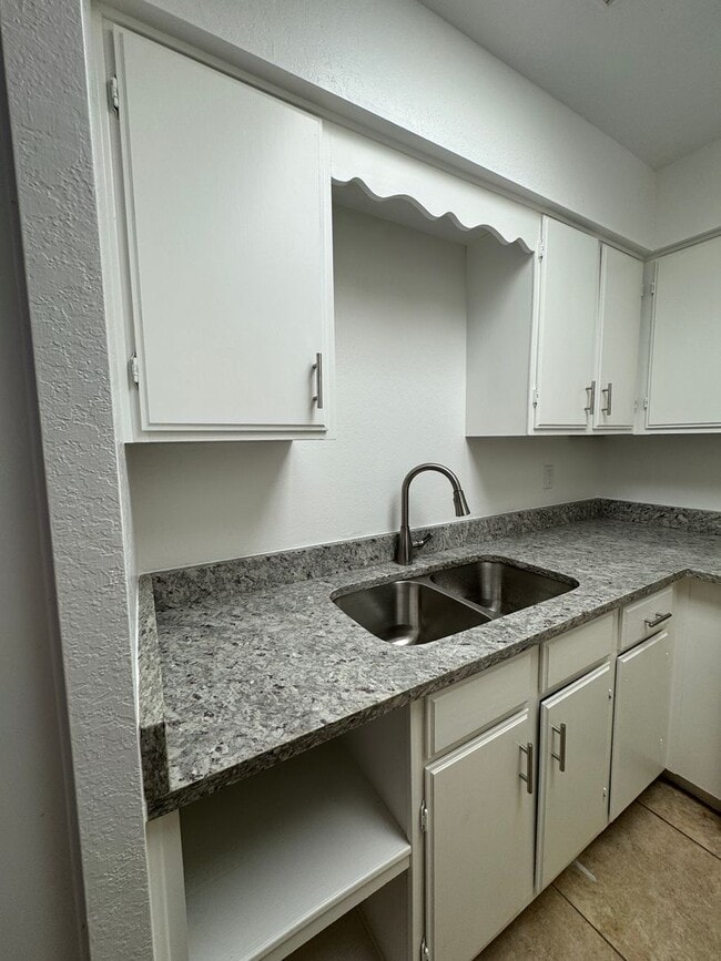 Building Photo - Beautiful small community has a one bedroo...
