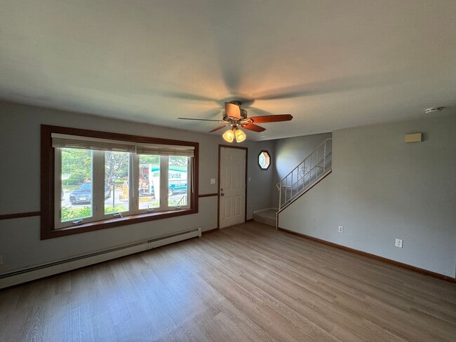 Building Photo - Woburn Townhouse| 2 Bed 1.5 Bath| Availabl...