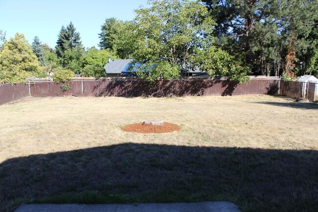 Building Photo - 4 BR, 2 1/2 BA home with fenced yard in qu...