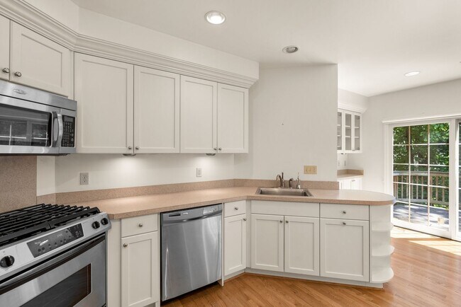 Building Photo - 3 Bed 3.5 Bath - Rockville Townhome - 2 Ca...