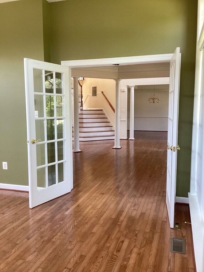 Building Photo - House in Country Club Estates