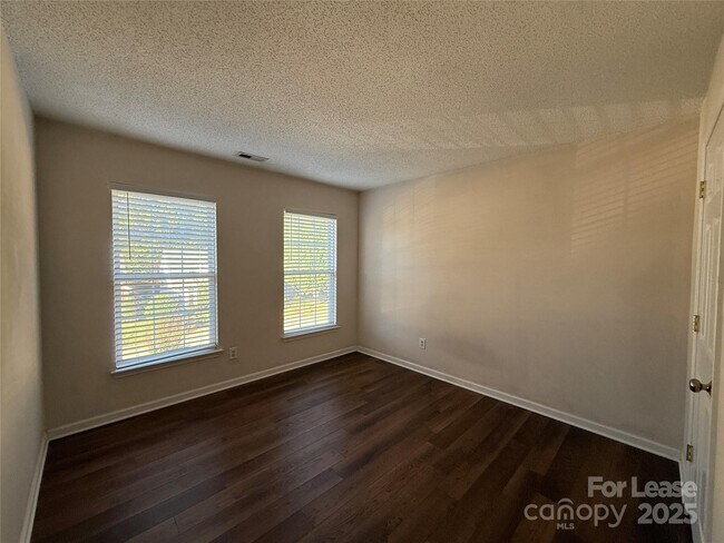 Building Photo - 111 Foxtail Dr
