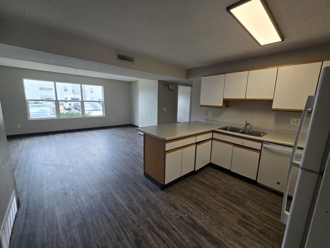 Building Photo - 60 Miller Ave SW