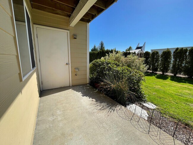 Building Photo - Fantastic Main Level Condo w/Garage, Patio...