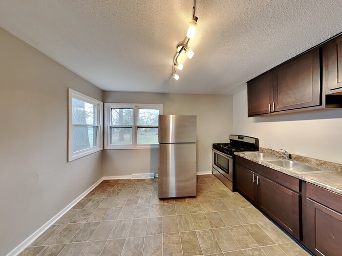 Building Photo - 2090 Hillview Rd