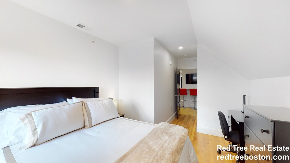 Building Photo - 659 South St