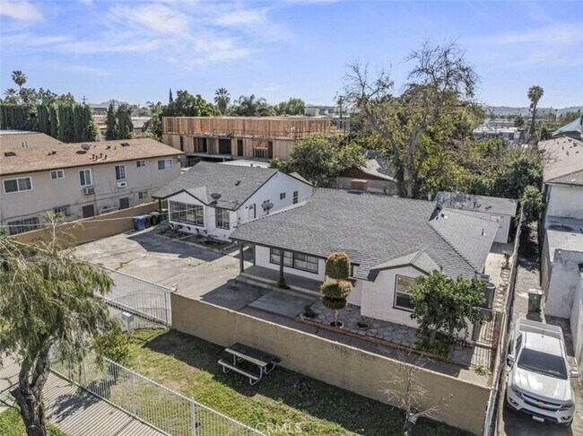 Building Photo - 14722 Strathern St