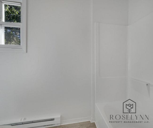 Building Photo - 270 Walnut St