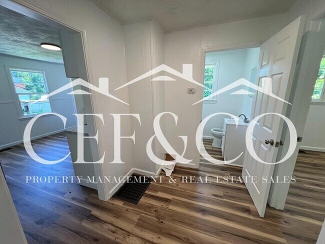 Building Photo - 2 bedroom now available in the City of Spartanburg!