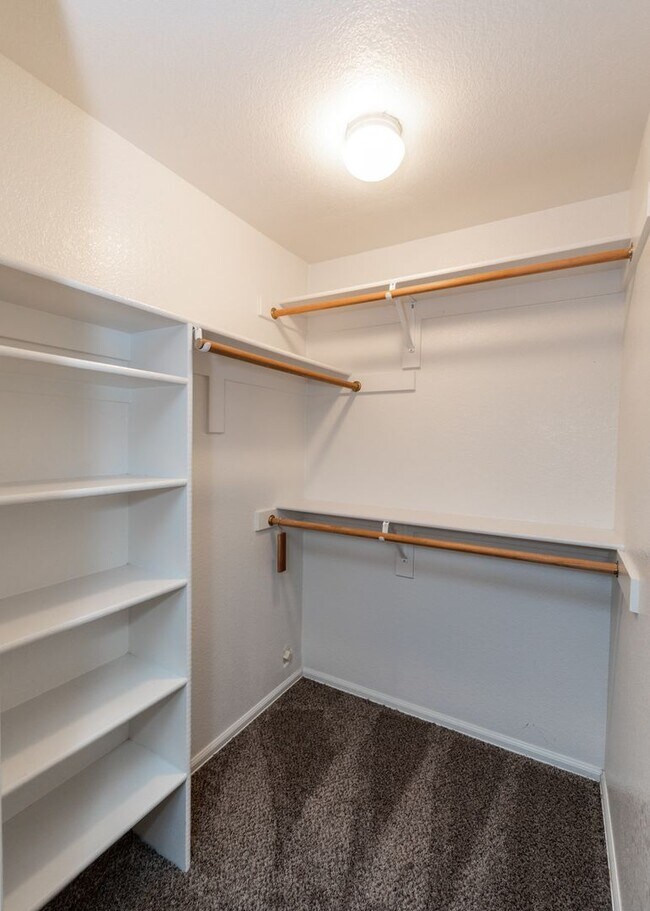 Building Photo - 4 Bed Rancher in District 20!!!