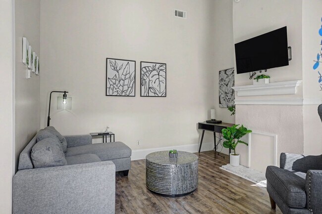 Building Photo - 552 E Macon St