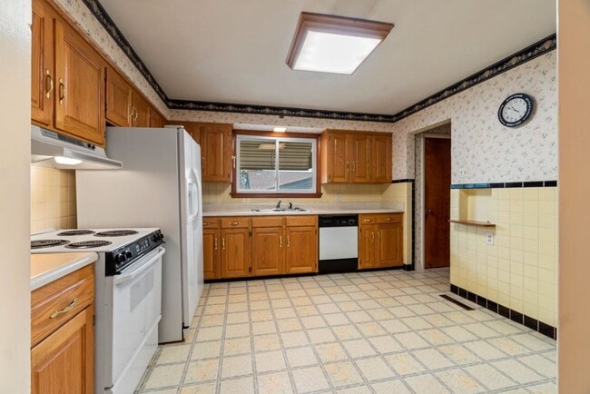 Building Photo - House Close To Campus!