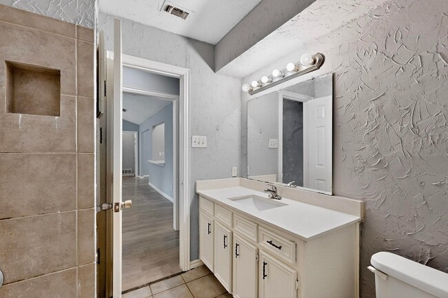 Building Photo - 2211 Sierra Dr