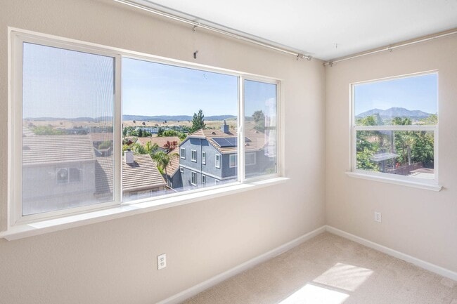 Building Photo - Gorgeous 4 Bedroom with SOLAR in Shadow Lakes!