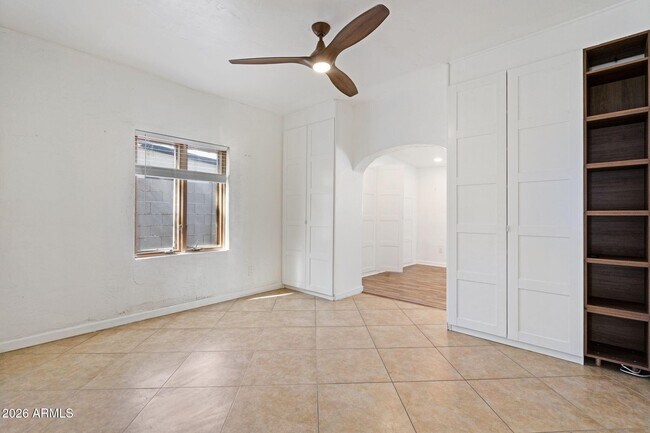 Building Photo - 930 E Whitton Ave