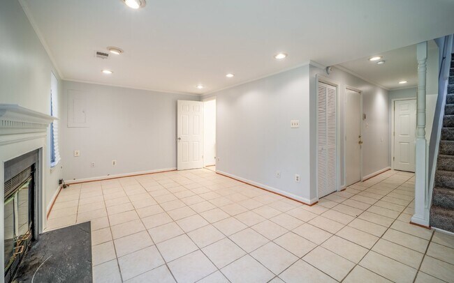 Building Photo - Three-level end unit townhome!