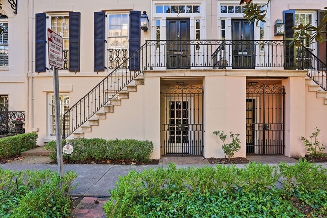 Building Photo - 3 BED | 4 BATH | TWO CAR GARAGE | HISTORIC DISTRICT TOWNHOME