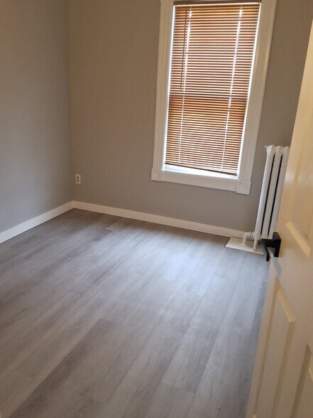 Building Photo - 207 Downs St