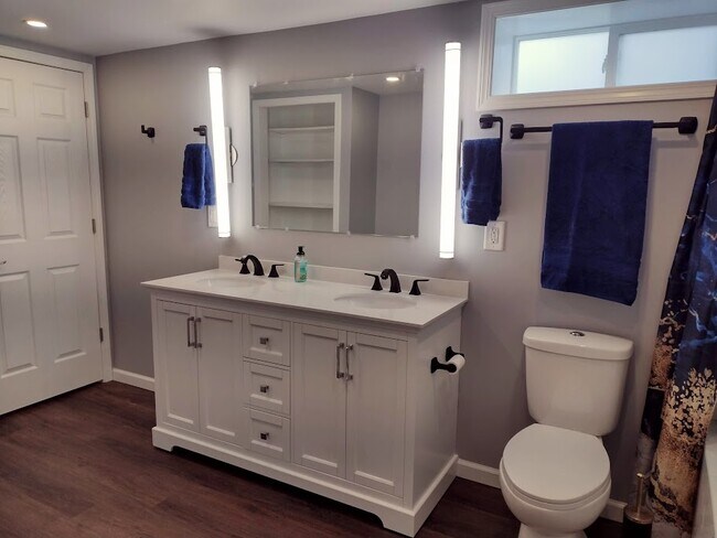 Double vanities - 1111 Clifton St NE