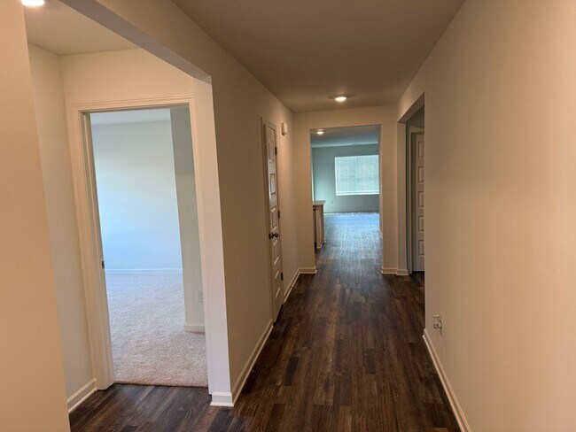 Building Photo - Caffee sub-division, very close to Mercedes plant, one level 4 Bedroom/2 Bath 1774 sqft