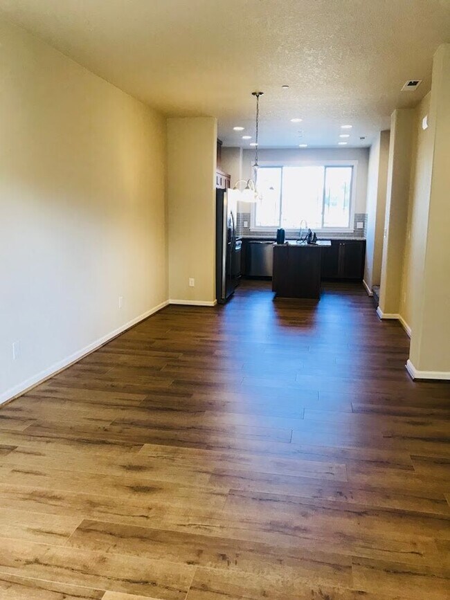 Building Photo - Townhouse Charmer in River Terrace Neighborhood!