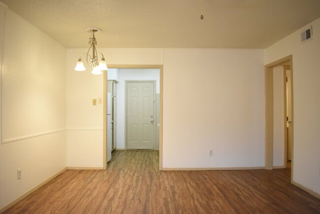 Building Photo - Updated Duplex in a Wonderful Central Loca...