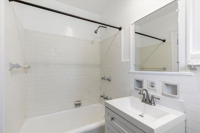 Building Photo - Bright 2BR Condo in Bloomfield – Prime Loc...