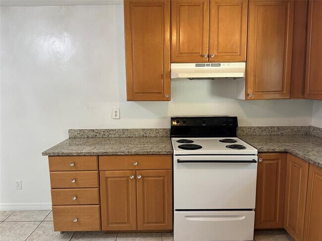 Building Photo - 205 SE 22nd St