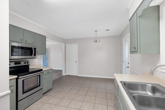 Building Photo - 175 Lavern St