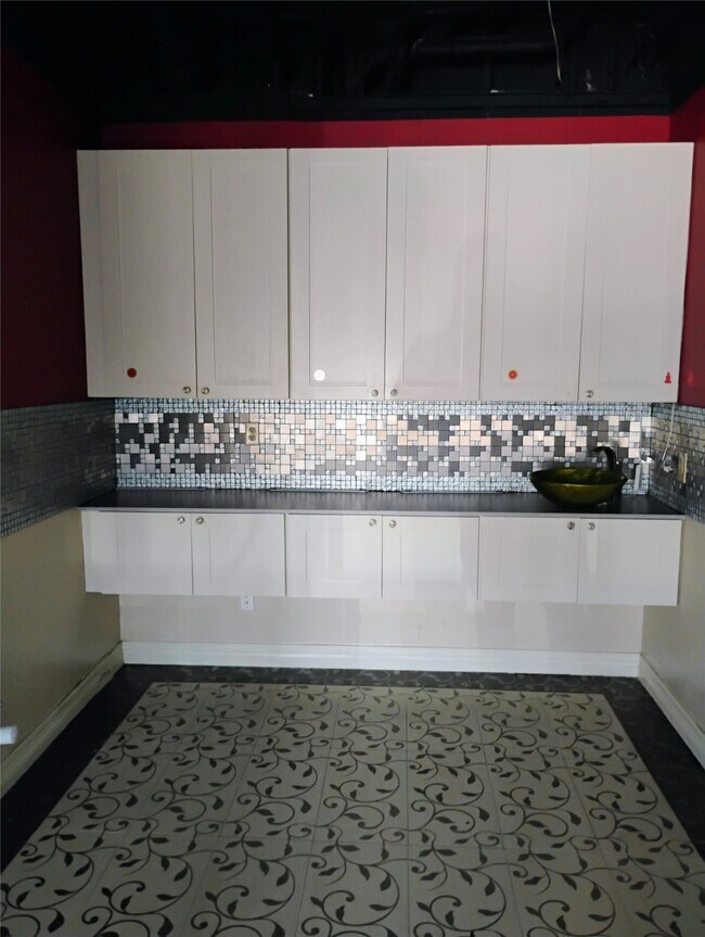 Building Photo - 9788 Clarewood Dr