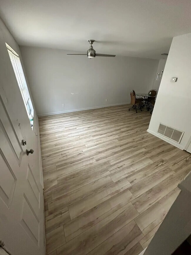 Building Photo - 283 Flagstone Way