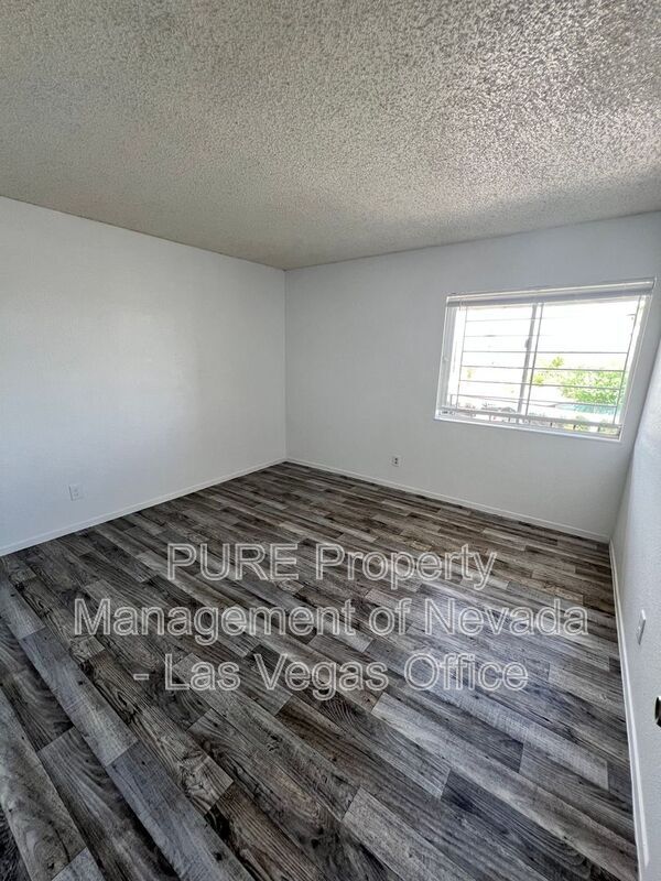 Building Photo - 1405 E Vegas Valley Dr