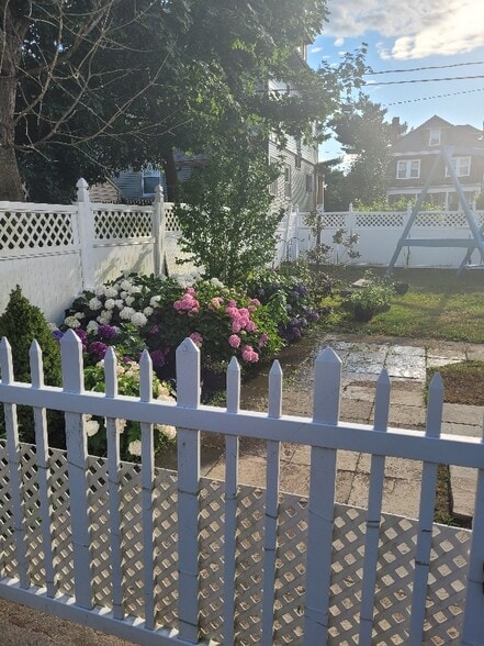 Building Photo - 107 Ash St