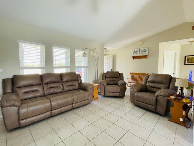 Building Photo - SOUTH GULF COVE-WATERFRONT POOL HOME!