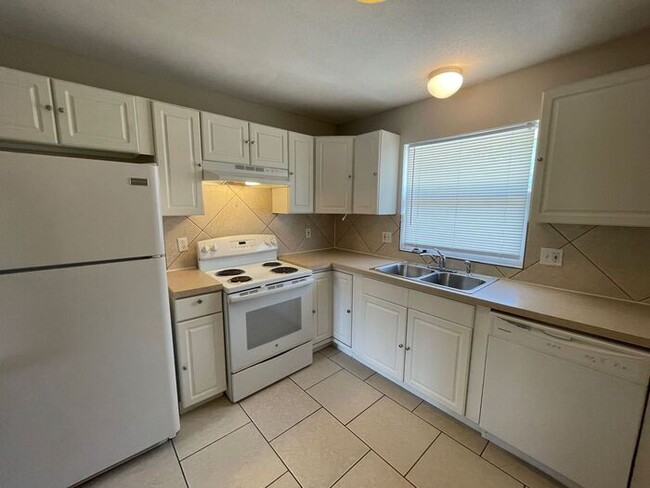 Building Photo - 2 Bedroom / 1 Bathroom Duplex in Blue Spri...