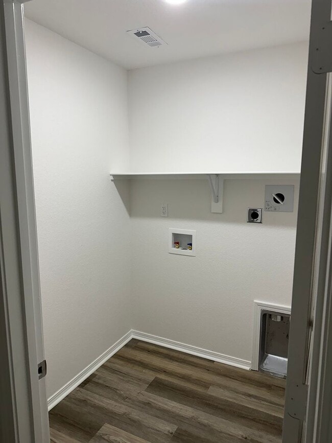 Building Photo - Now Pre-Leasing — Cozy 3 Bedroom Living in White Oak Crossing