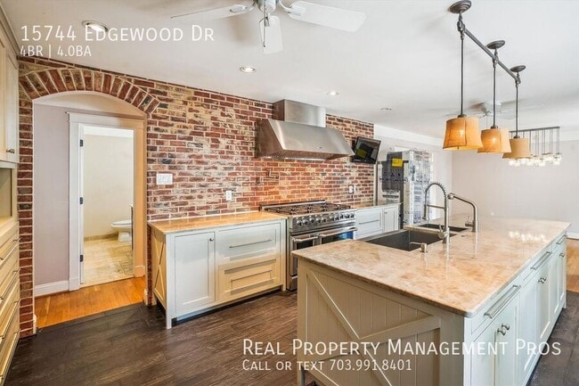 Building Photo - 15744 Edgewood Dr