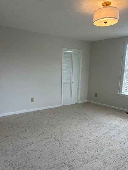 Large front bedroom with walk in closet , ceiling fan - 666 Mohawk St