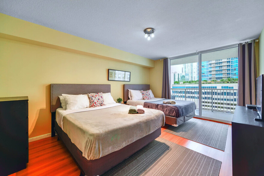 Building Photo - 1200 Brickell Bay Dr