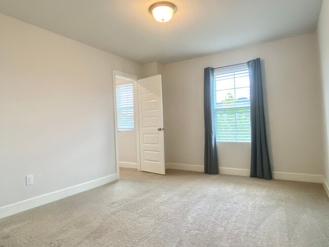 Building Photo - 4 Bedroom, 3 Bath Home w/ 2 Car Garage