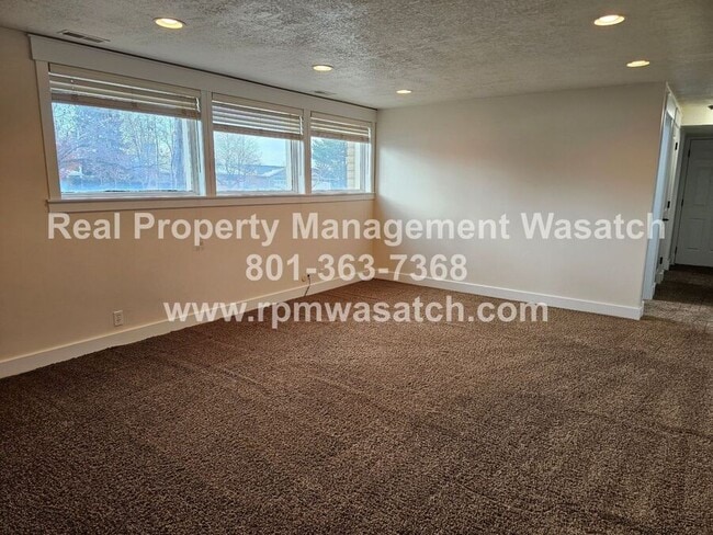 Building Photo - 985 Northcliffe Dr N