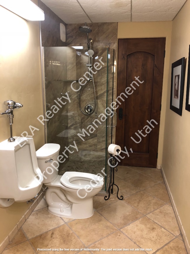 Building Photo - Large 2 bed / 1 bath Condo on North End of Town